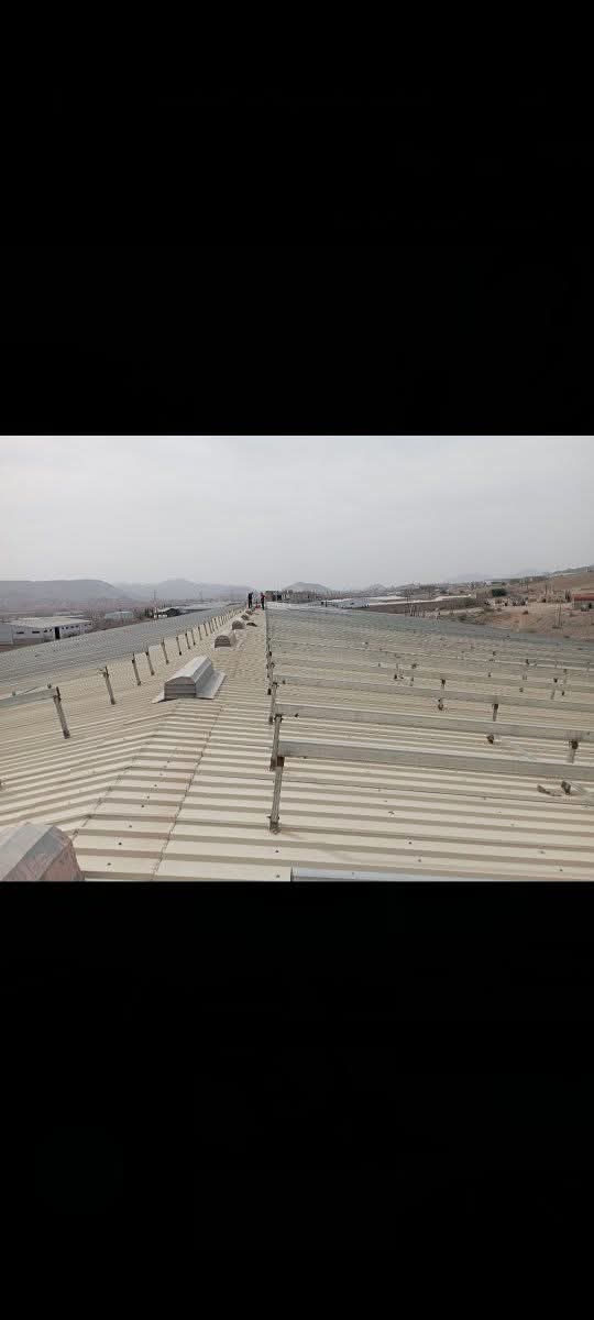 تركيب الشواص الحديدية والقواعد المجلفنة الحاملة لألواح الطاقة الشمسية فوق سقف هنجر شنكو من ساترون
