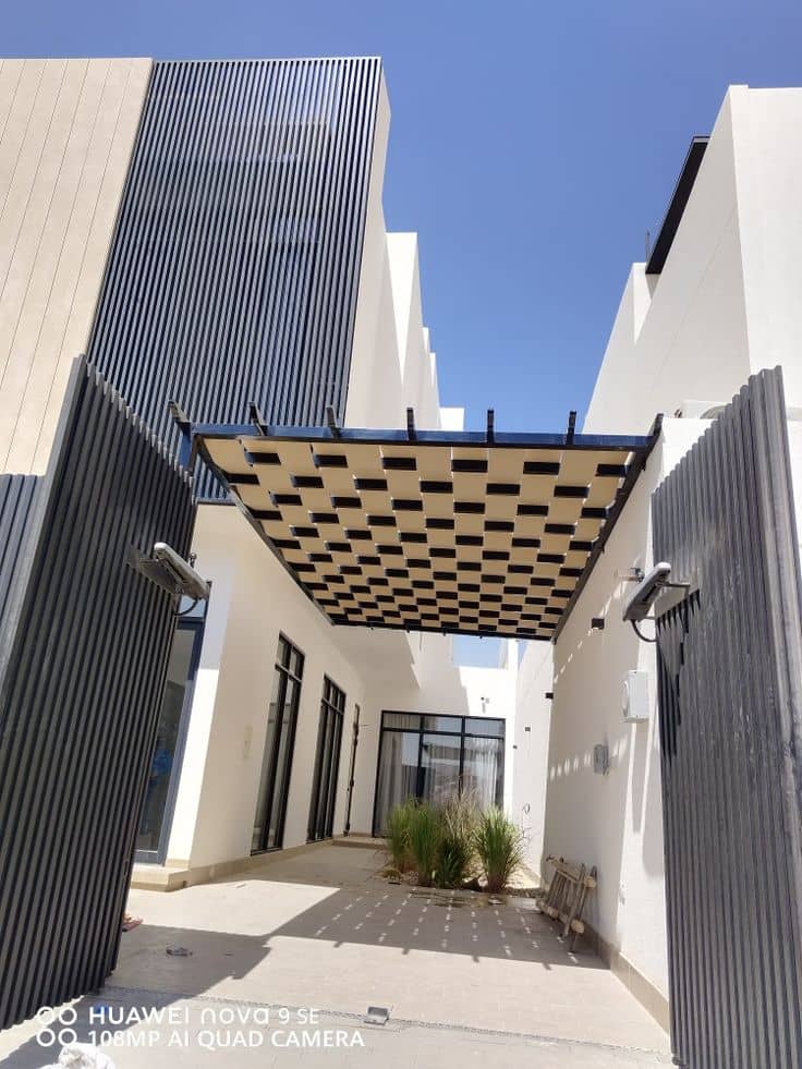 ظلات ممرات حوش مودرن بتصميم شبكي حمايةمن الشمس ولمسة معمارية فاخرة للمداخل