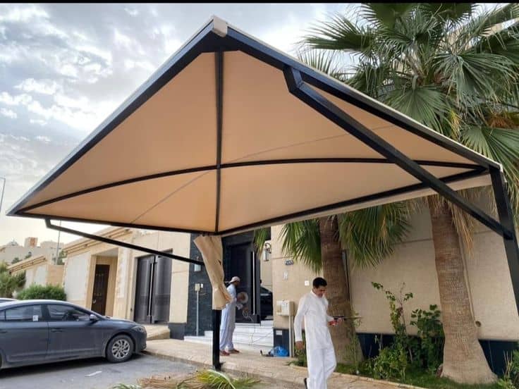 مظلة سيارات خارجية مودرن بتصميم هرمي – حماية فائقة ومظهر فخم لواجهة منزلك