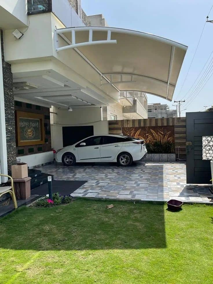 مظلات سيارات جدارية مقوسة – حماية فائقة وتصميم معمارية أبيض أنيق