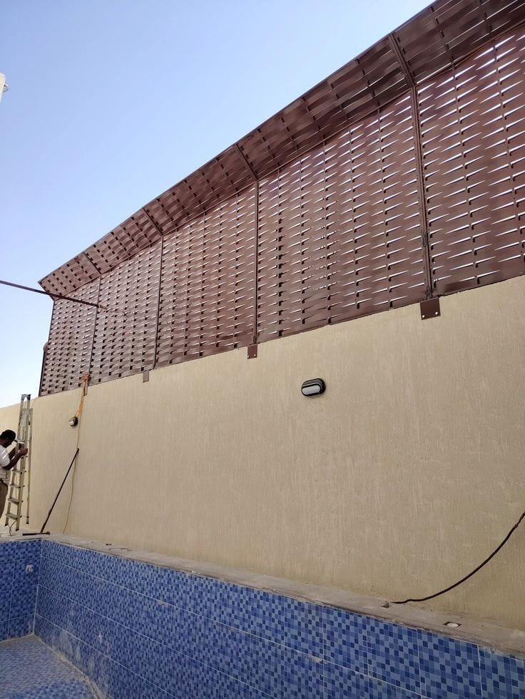 ساتر حديد مجدول للمسبح بالطائف | تصميم صاج مقاوم للرياح - ساترون