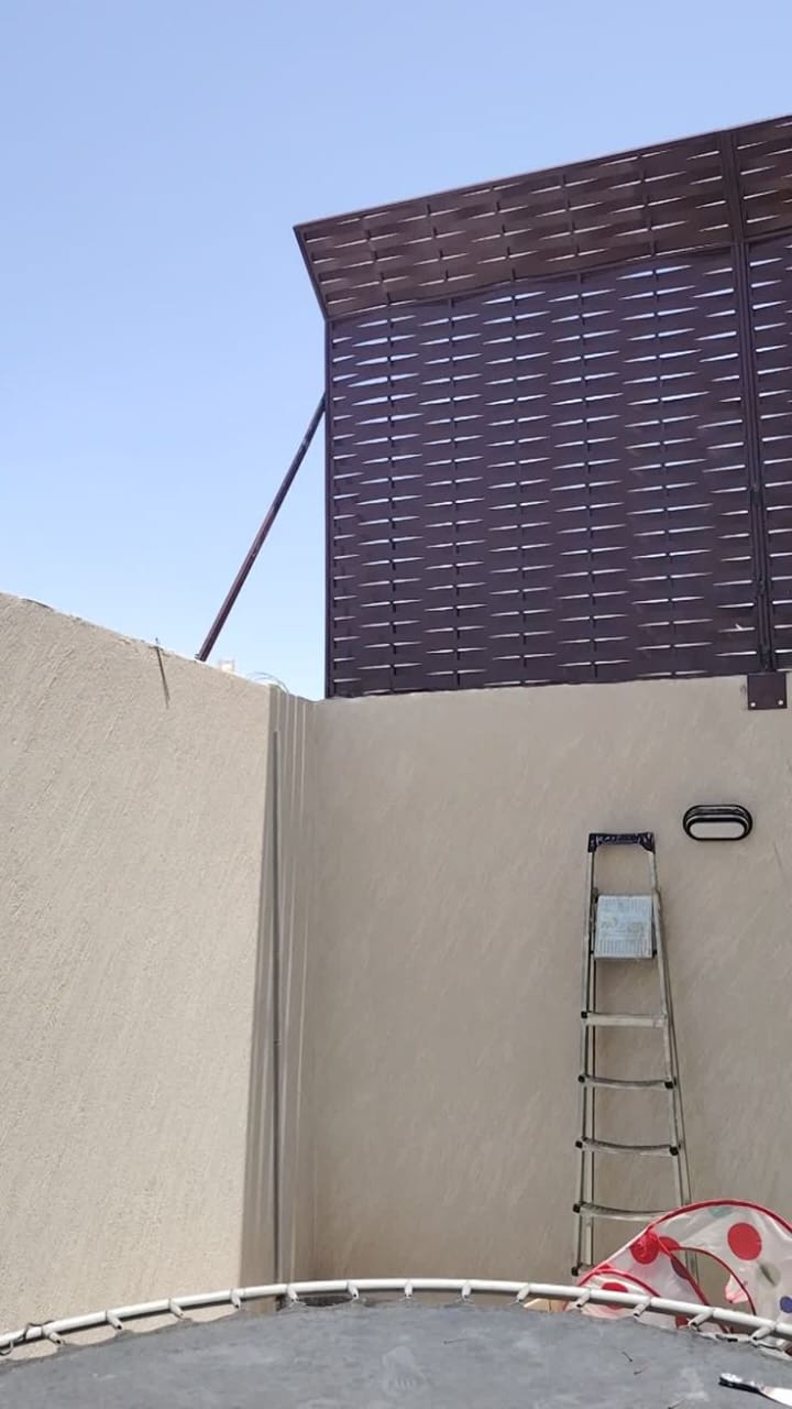 ساتر حديد مجدول صاج للمسابح الأمان والخصوصية الفائقة بتصميم خشبي فخم