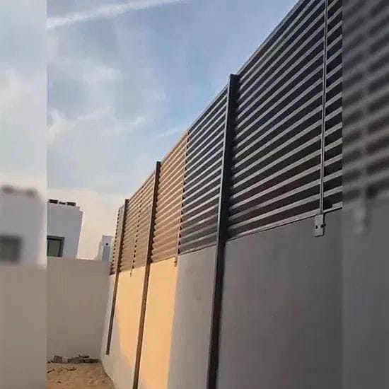 تركيب ساتر حديد شرائح لوفر باللون الرمادي الداكن على جدار فيلا في مقاوم للرياح من ساترون