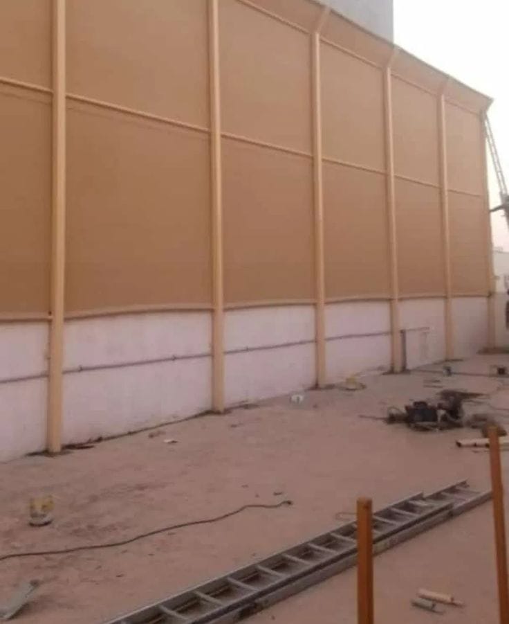 ركيب ساتر طربيل قماش عازل باللون البيج بهيكل حديد قوي 80*80 مثبت بقواعد أرضية متينة من ساترون