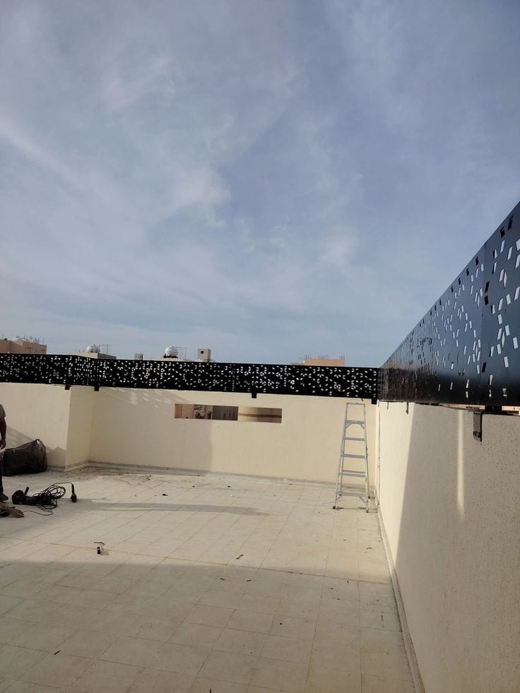 تركيب ساتر حديد قص ليزر CNC باللون الأسود الفاخر بتصميم هندسي مودرن على جدار فيلا في من ساترون