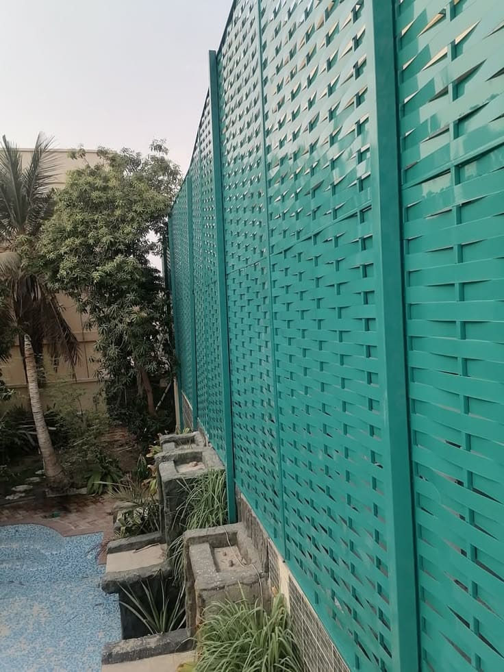 تركيب ساتر حديد مجدول صاج باللون الأخضر التركوازي حول مسبح فيلا لخصوصية تامة من ساترون
