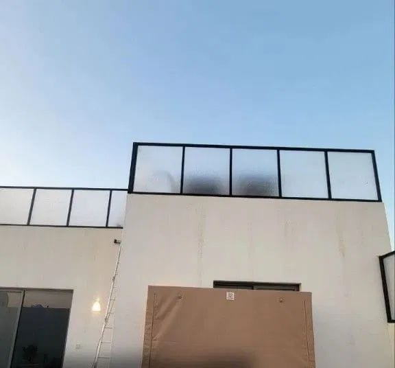 ساتر لكسان مودرن للأسطح والارتدادات بفريم أسود – خصوصية كاملة وإضاءة طبيعية دافئة للفلل