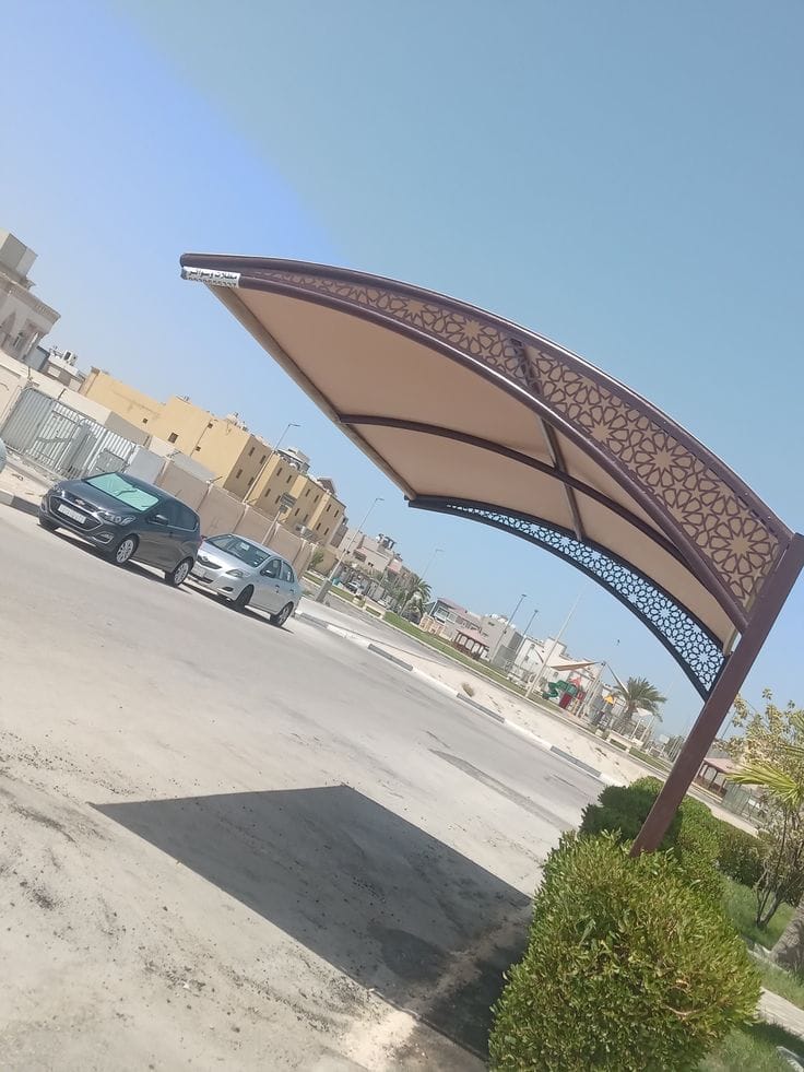 مظلات سيارات مودرن انسيابية بحديد الليزر – حماية فائقة بلمسة معمارية