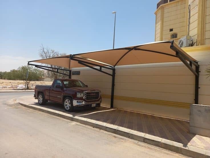 مظلات سيارات كابولي مودرن – حماية فائقة وتظلّيل كامل أمام الفيلا