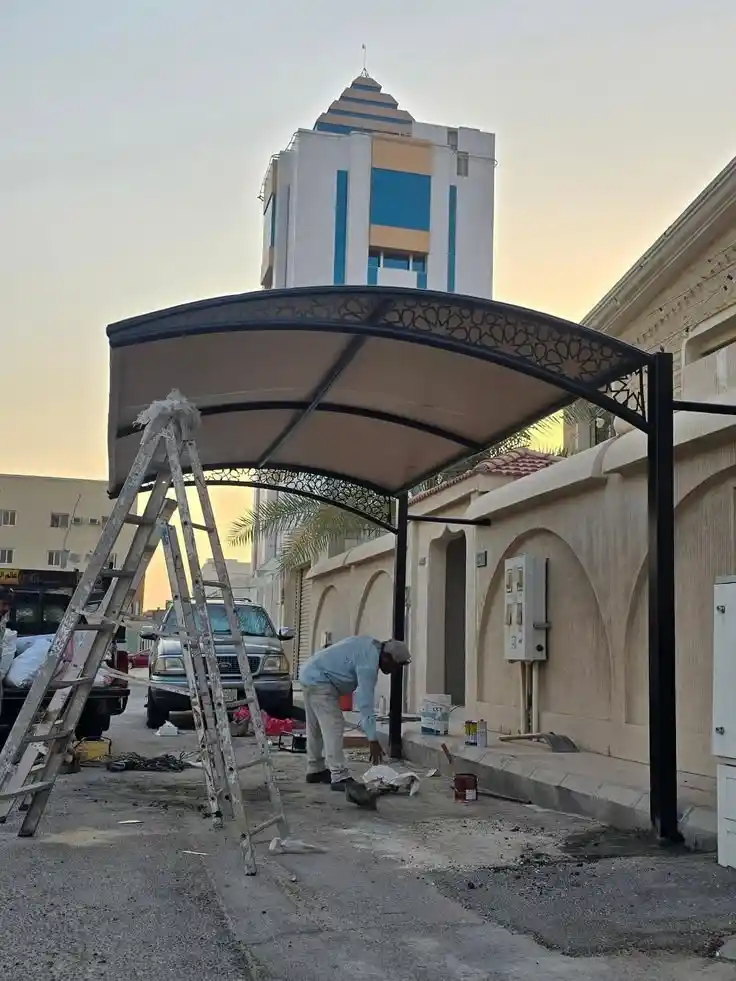 مظلات سيارات حديد مقوسة بموزاييك زخرفي بجدة والجموم وبحرة والنماص وخليص – حماية فخمة وتصميم مودرن