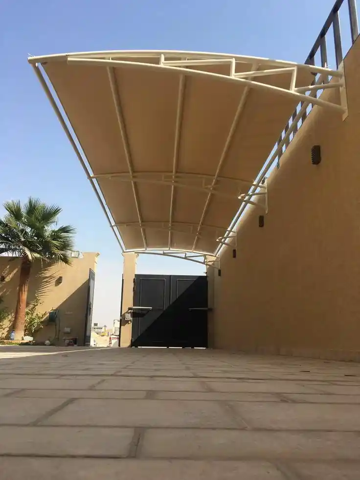 مظلات سيارات جدارية معلقة – حماية كاملة واستغلال مثالي للمساحة بدون أعمدة